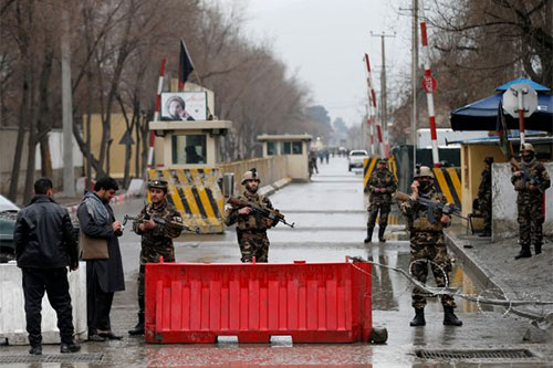 Los talibanes atacan una base militar en Afganistán